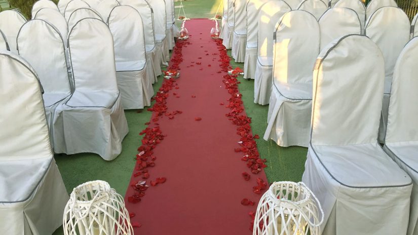 alfombra roja con flores rojas para una boda, hacienda romero