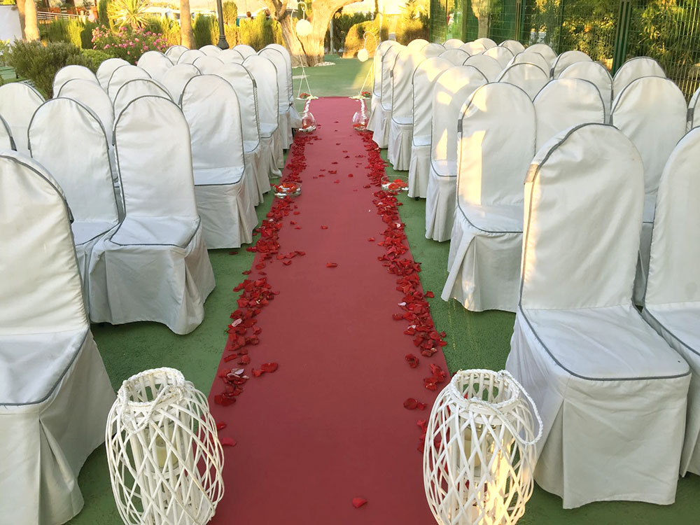 alfombra roja con flores rojas para una boda, hacienda romero