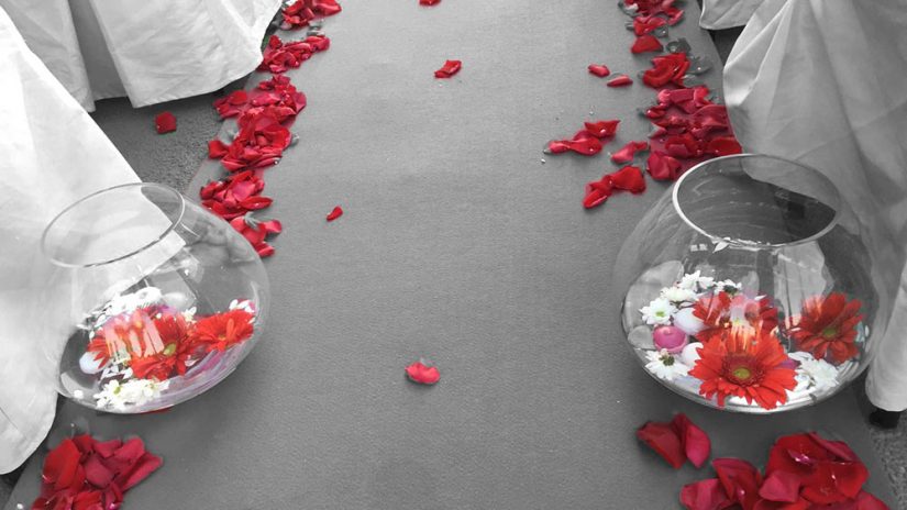 camino de flores para el llegada de la novia en la boda, hacienda romero