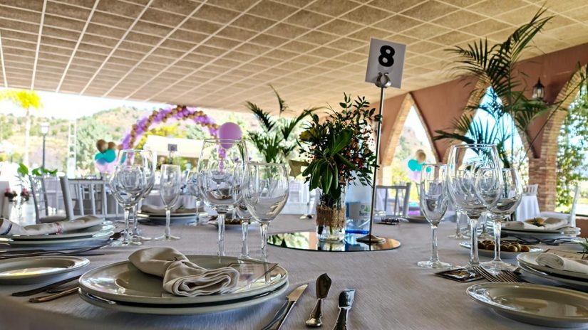 comunión en hacienda Romero, mesas, manteles de tela y globos