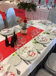 decoración de un mesa rectangular de un boda, hacienda romero