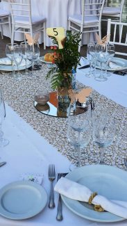 BODAS mantel de lino con cubertería de metal y adornos