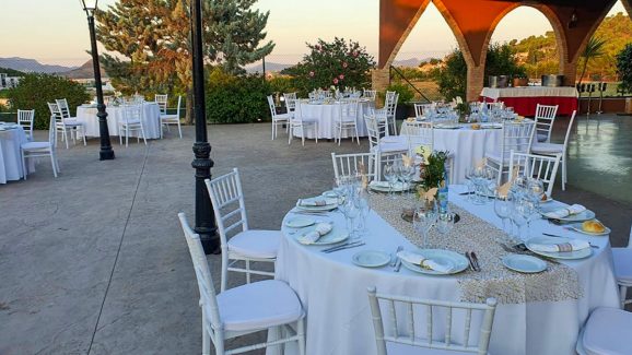 Conjunto de mesas con sillas para una boda