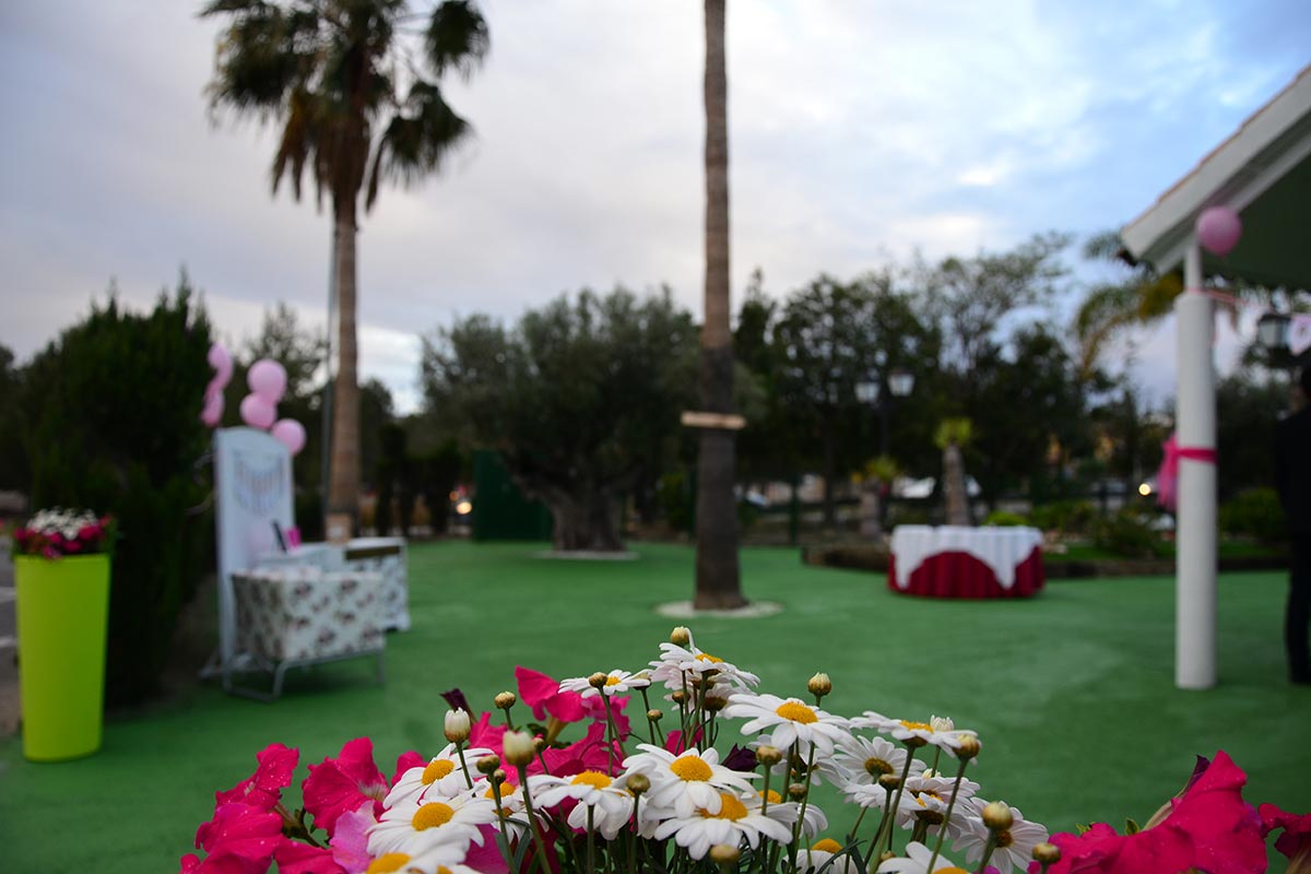 comunión en hacienda Romero, jardín con flores