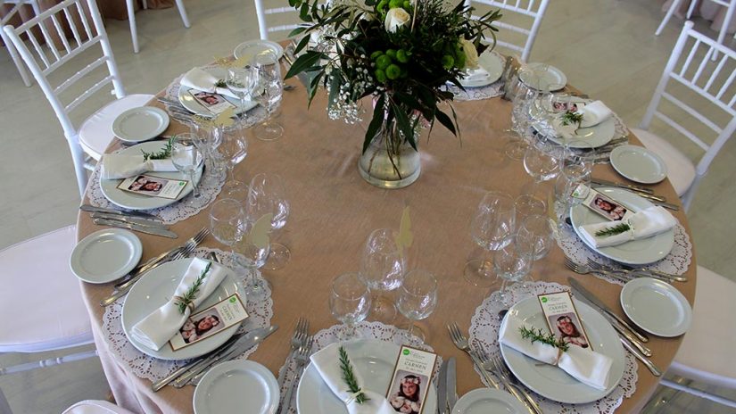 comunión en hacienda Romero, mesas cubertería, romero y fotos