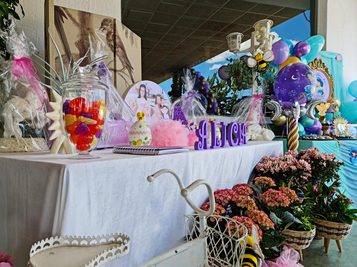comunión en hacienda Romero, decoración de flores y globos