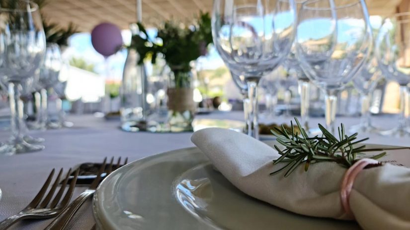 comunión en hacienda Romero, mesa, plato y romero