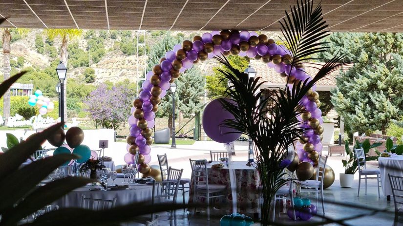 comunión en hacienda Romero, mesas, plantas, y jardines