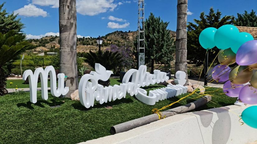 comunión en hacienda Romero, jardín con letras